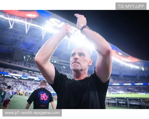 教练战术：新任主帅首战战术调整获球迷与媒体热议，足球教练战术大师